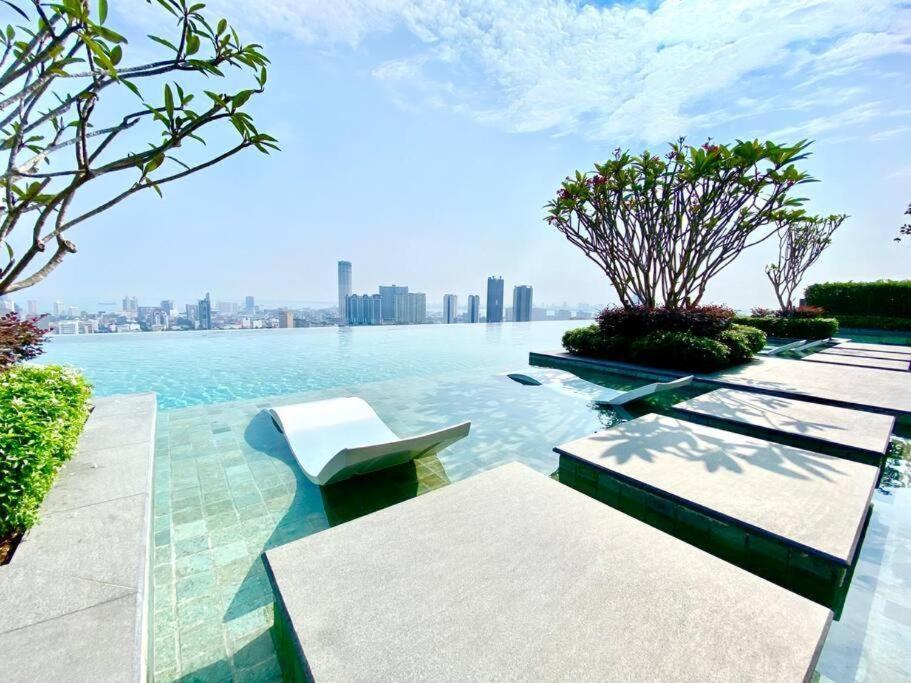 Beacon Executive Premium Suite George Town Exterior foto